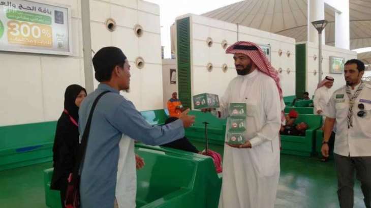 كشافة تعليم جدة يقدمون خدماتهم التطوعية لـ 5000 معتمر في مطار جدة يومياً