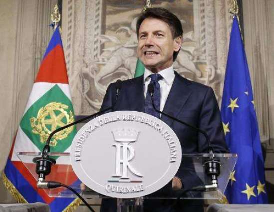            رئيس وزراء ايطاليا الجديد يحضر عرضا عسكريا لاحياء ذكرى (يوم الجمهورية)           