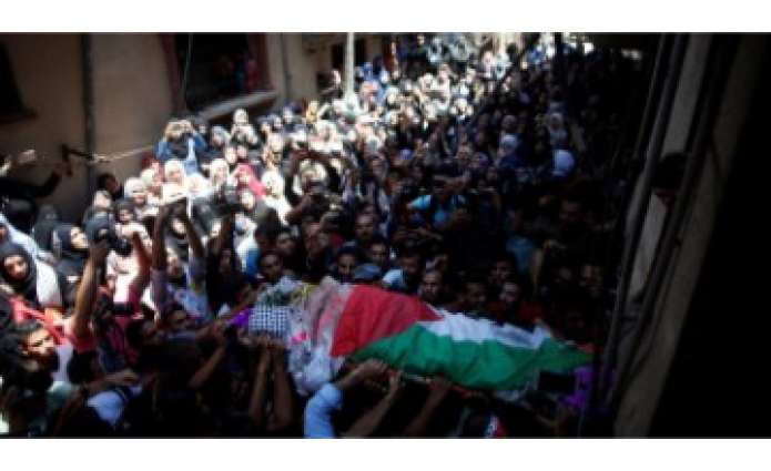            آلاف الفلسطينيين يشيعون جثمان الشهيدة المسعفة التي قتلت برصاص جيش الاحتلال          