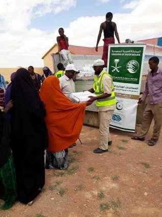 مركز الملك سلمان للإغاثة يوزع 4000 كرتون من التمور في نواحي إقليم حطن في صوماليا لاند