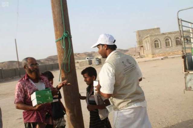 مركز الملك سلمان للإغاثة يواصل لليوم الثامن عشر توزيع وجبات إفطار الصائم في محافظة المهرة
