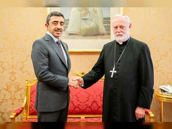 عبدالله بن زايد يلتقي وزير خارجية الفاتيكان