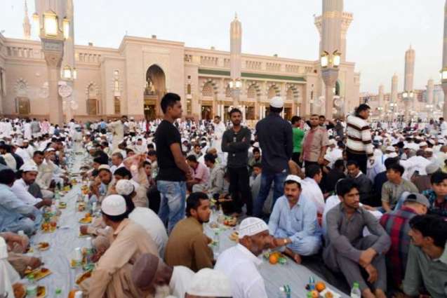 مشاهد التنافس في أعمال البر والإحسان تتجلى في ساحات المسجد النبوي