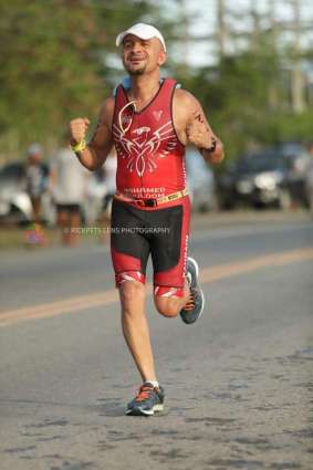 البحريني محمد غلوم يشارك في سباق الرجل الحديدي بالفلبين