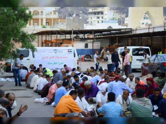 الهلال الأحمر الإماراتي ينظم إفطارا جماعيا لموظفي تلفزيون عدن