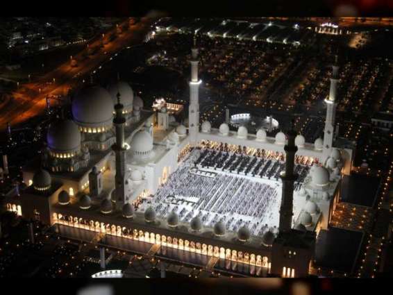 جامع الشيخ زايد الكبير يتيح الفرصة لاكبر عدد من المصليات ليلة 27 رمضان