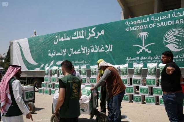 مركز الملك سلمان للإغاثة يوزع السلال الغذائية لليوم 25 على اللاجئين السوريين في محافظة إربد الأردنية