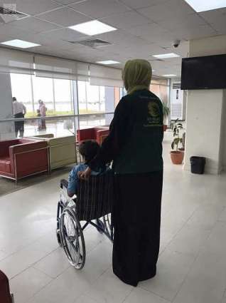 الطفل يونس المصاب بقذيفة حوثية يغادر إلى المملكة لمواصلة علاجه على نفقة مركز الملك سلمان للإغاثة
