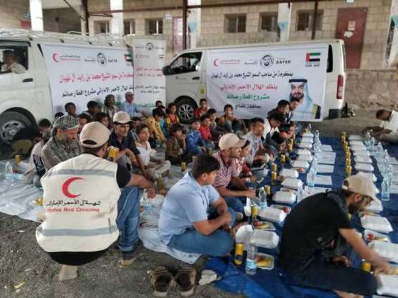 الهلال يقدم 600 وجبة في مأدبة إفطار جماعية بالضالع