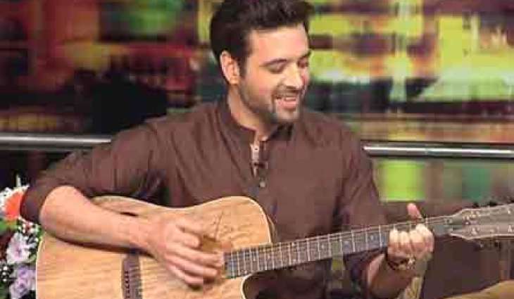 Mikaal Zulfiqar sings ‘Lahore di aa’ on guitar