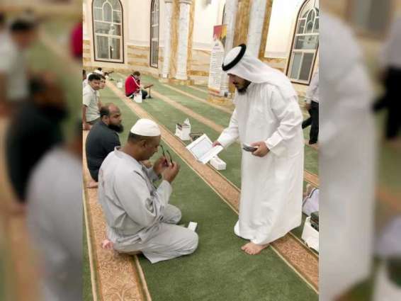 "نور دبي" توزع 3 آلاف نظارة طبية على مرتادي المساجد