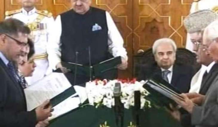 نگران حکومت دے غیر سیاسی ہون دا راز کُھل گیا
 نگران وزیر داخلا اعظم خان عمران خان فاؤنڈیشن دے بورڈ ممبر نکلے