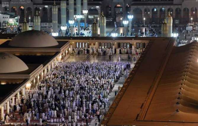 جموع المصلين يشهدون ليلة ختم القرآن في المسجد النبوي