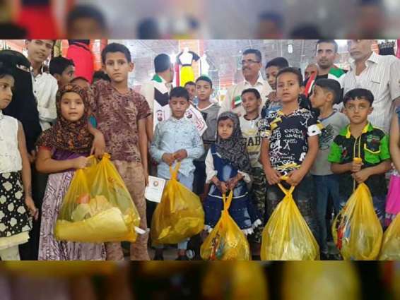 الهلال الأحمر الإماراتي يوزع "كسوة العيد" على الأيتام وأبناء الشهداء في الضالع