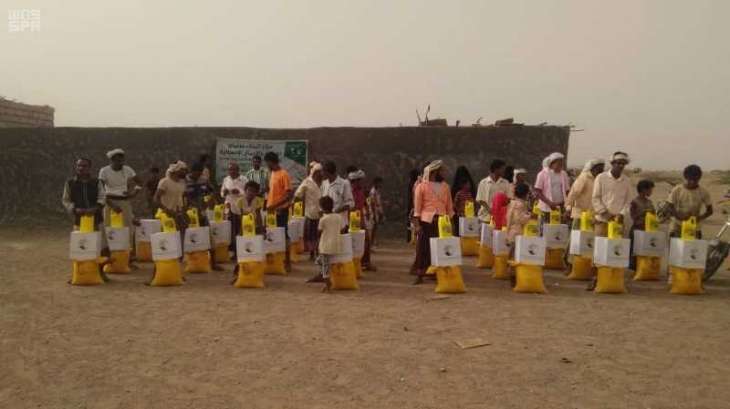 مركز الملك سلمان للإغاثة يواصل توزيع السلال الغذائية على الأسر المحتاجة بمحافظة الحديدة