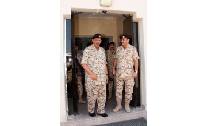           القائد العام يتفقد إحدى وحدات قوة دفاع البحرين          