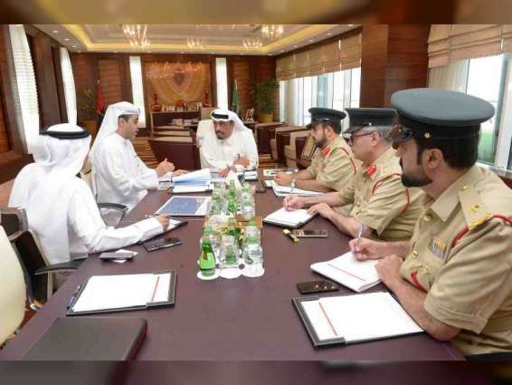 ضاحي خلفان يطلع على إنجازات القطاع البحري في "سلطة دبي الملاحية"