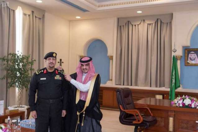 الأمير بدر بن سلطان بن عبدالعزيز يقلد مدير إدارة الدوريات الأمنية بمنطقة الجوف رتبته الجديدة