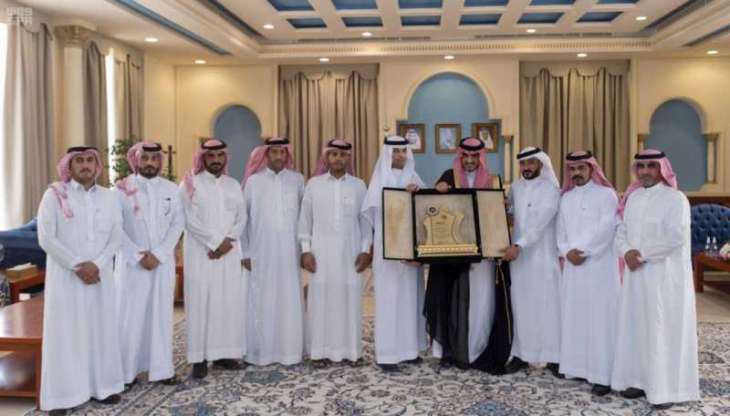 الأمير بدر بن سلطان بن عبدالعزيز يلتقي رئيس وأعضاء فريق عين الصحراء التطوعي