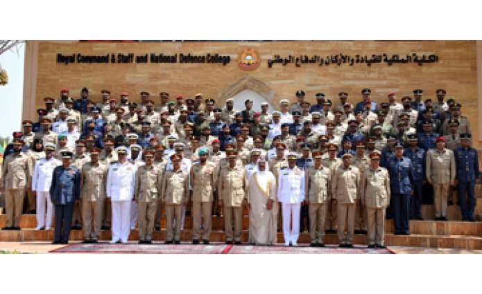            جلالة الملك ينيب القائد العام لقوة دفاع البحرين لحضور حفل تخريج دورة القيادة والأركان المشتركة العاشرة          