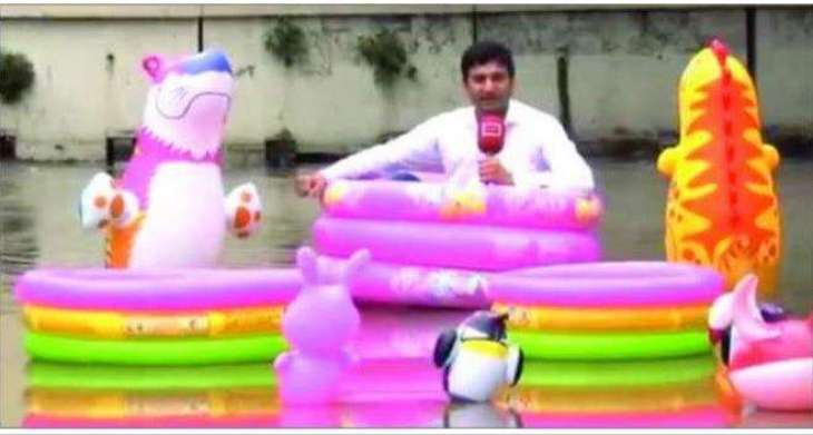 Heavy rains in Lahore: Reporter uses swimming pool to do his job