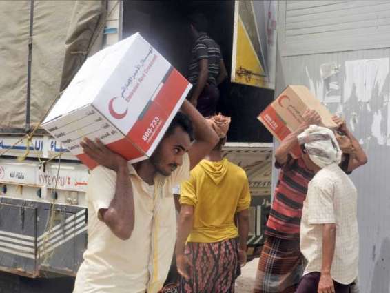 <span>21 ألف يمني بمحافظة الحديدة يستفيدون من المساعدات الإنسانية الإماراتية</span>