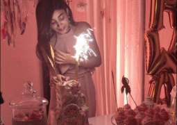 Urwa Hocane shares a video from birthday with love to Mawra and Farhan