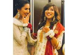 Mehwish Hayat shares a laugh with sister