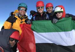 طلاب إماراتيون يرفعون علم الدولة عاليا على أعلى قمة جبلية في إيطاليا