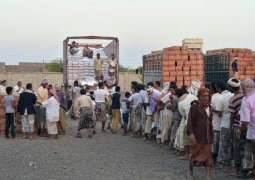 7700 يمني في أربع قرى بالساحل الغربي يستفيدون من المساعدات الإنسانية الإماراتية