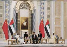 محمد بن راشد ومحمد بن زايد والرئيس الصيني يشهدون مراسم تبادل 13 اتفاقية ومذكرة تفاهم موقعة بين البلدين