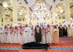 أمير الرياض بالنيابة يؤدي صلاة الميت على والدة الأمير ناصر بن سعود بن عبدالعزيز - رحمها الله-