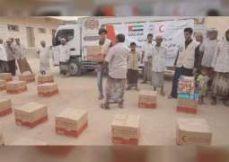 قافلة إغاثية من الهلال الأحمر الإماراتي إلى أهالي دمون في مديرية تريم اليمنية