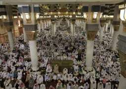ضيوف الرحمن يؤدون صلاة الجمعة في المسجد النبوي