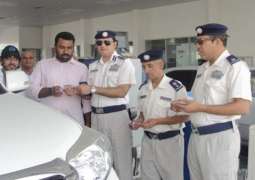 شرطة أبوظبي تنفذ برنامجا توعويا للمسافرين برا 