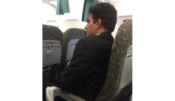PIA CEO travels in economy class, amazes everyone