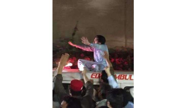 دانیال بلور والد دی میت لیجان والی ایمبولینس اُتے بِہ گئے، تصویر وائرل