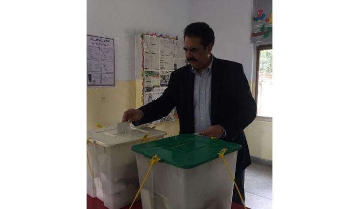 Former army chief Gen (r) Raheel Sharif casts vote