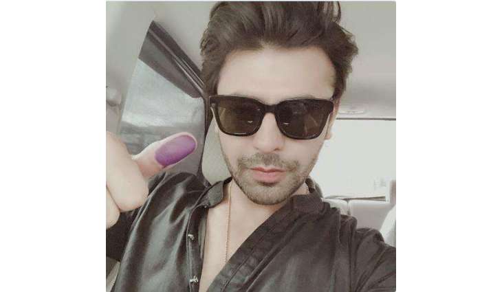 Farhan Saeed casts his vote, finally