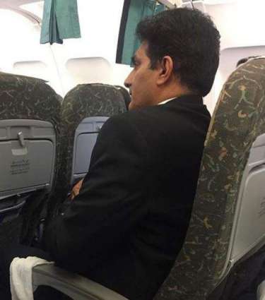 PIA CEO travels in economy class, amazes everyone