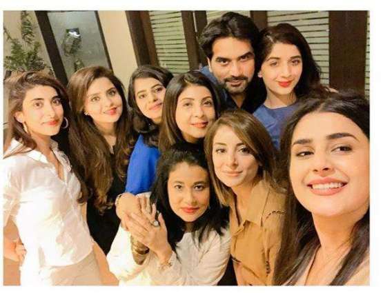 Kubra Khan shares a selfie with JPNA 2 girls and Humayun Saeed