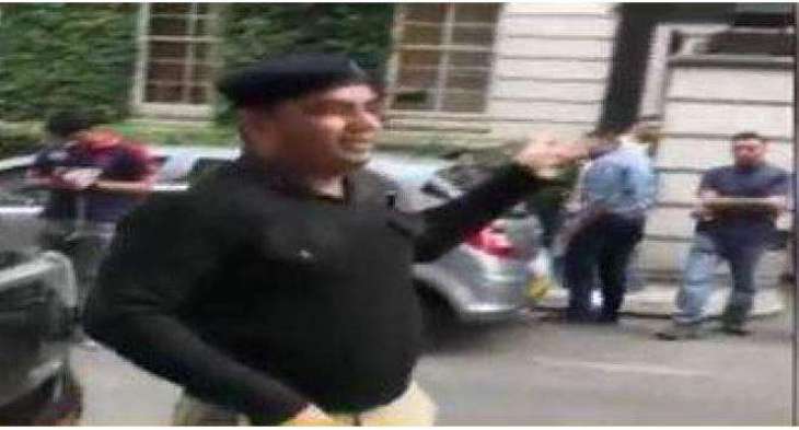 Man in Punjab Police uniform protests uniquely against Nawaz Sharif in London