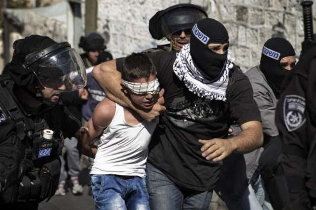 مستوطنون يحرقون مركبات فلسطينية وقوات الاحتلال تعتقل عددا من الفلسطينيين 