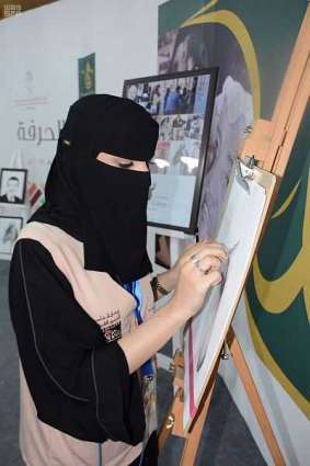 المرأة السعودية تكسر احتكار الحرف بسوق عكاظ 12