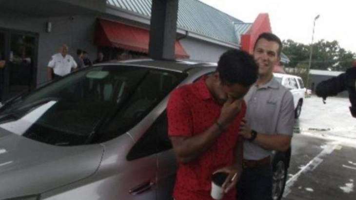 Boss gifts his own car to employee for 32km walk to get to work on first day