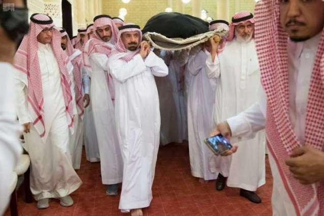 أمير منطقة الرياض بالنيابة يؤدي صلاة الميت على والدة الأمير جلوي بن عبدالعزيز بن مساعد - رحمها الله -