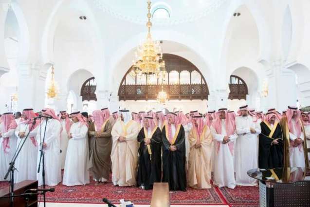 أمير الرياض بالنيابة يؤدي صلاة الميت على الأميرة موضي بنت عبد المحسن بن مشاري