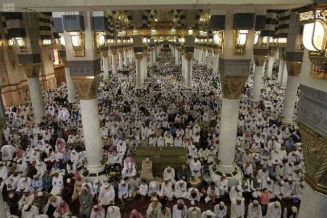 ضيوف الرحمن يؤدون صلاة الجمعة في المسجد النبوي