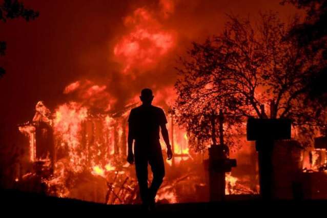 آلاف الأشخاص يخلون منازلهم هربا من حرائق كاليفورنيا و حاكمها يطلب المساعدة الفيدرالية