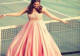 Mommy-to-be Sania Mirza poses in Tennis Court